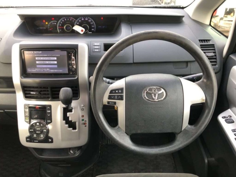 TOYOTA NOAH 2011/8