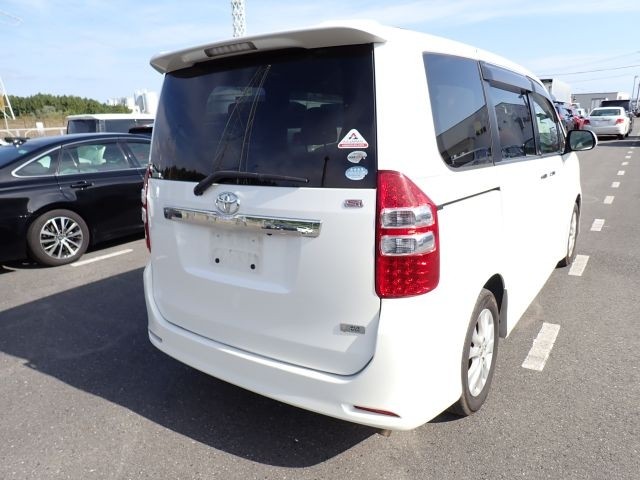 TOYOTA NOAH 2012/2