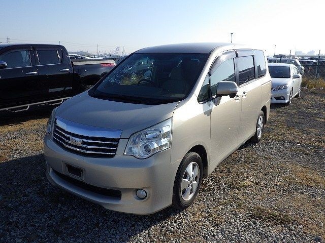 TOYOTA NOAH 2013/1