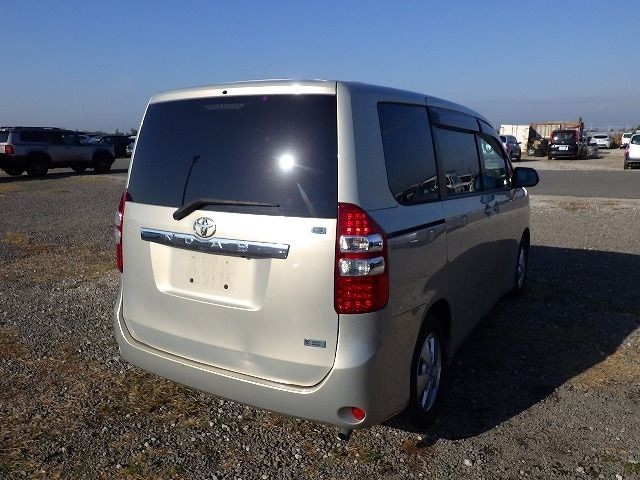 TOYOTA NOAH 2013/1