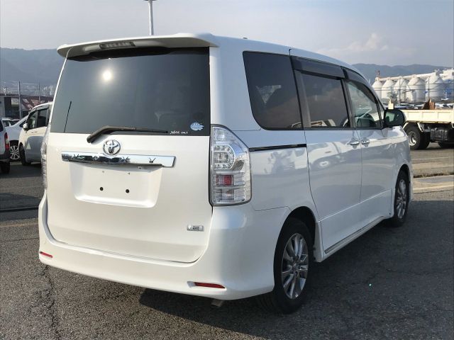 TOYOTA VOXY 2013/5