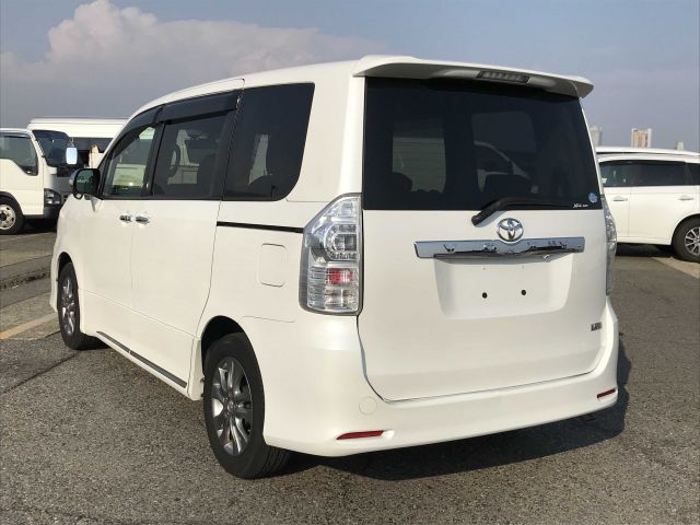 TOYOTA VOXY 2013/5