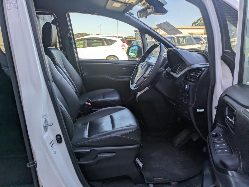 TOYOTA ESQUIRE 2016/9