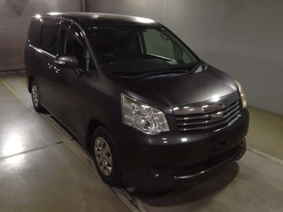 TOYOTA NOAH 2011/8