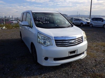 TOYOTA NOAH 2012/11