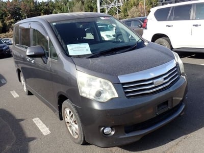 TOYOTA NOAH 2012/10