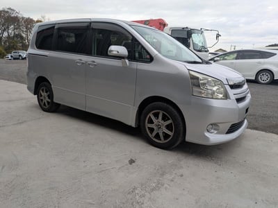 TOYOTA NOAH 2010/3