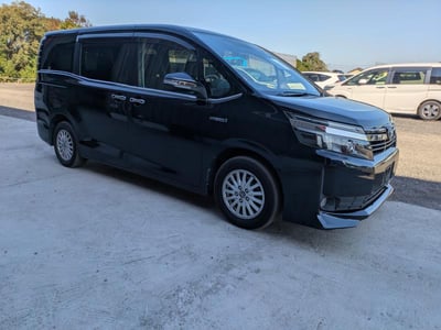 TOYOTA VOXY 2015/4